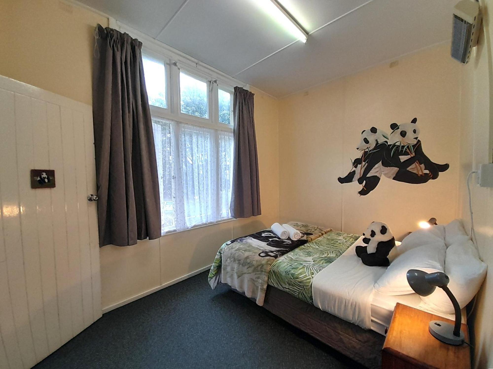 Noah's Ark Backpackers Hostel *